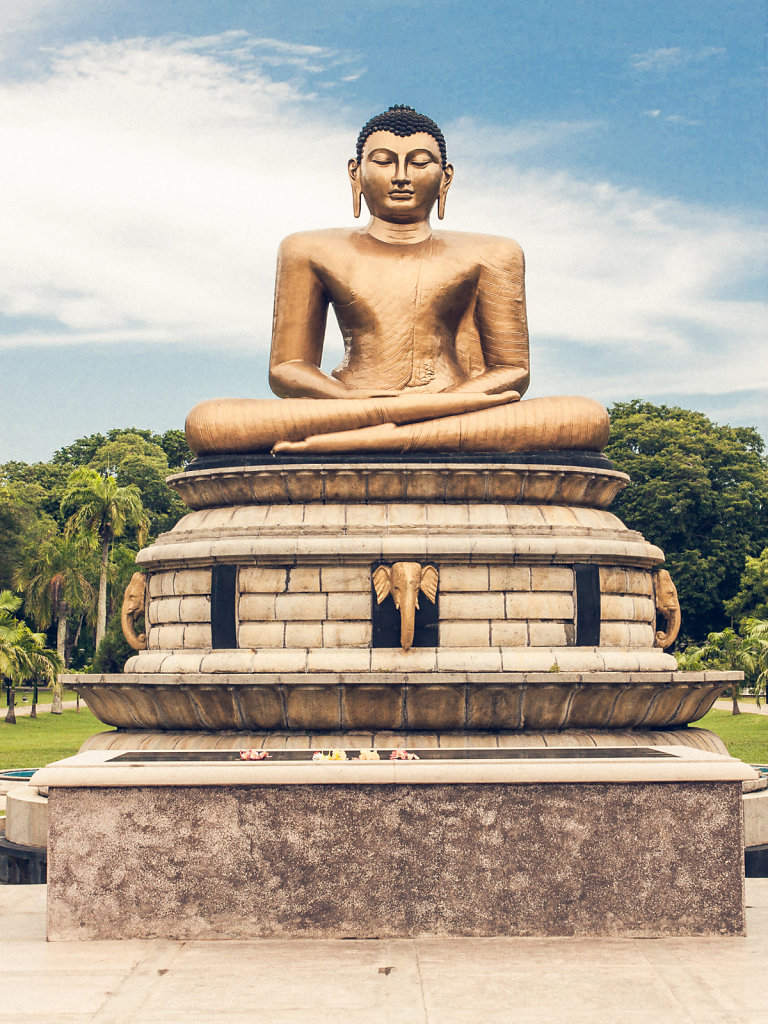 Buddha Statue in Viharamaha Devi Park